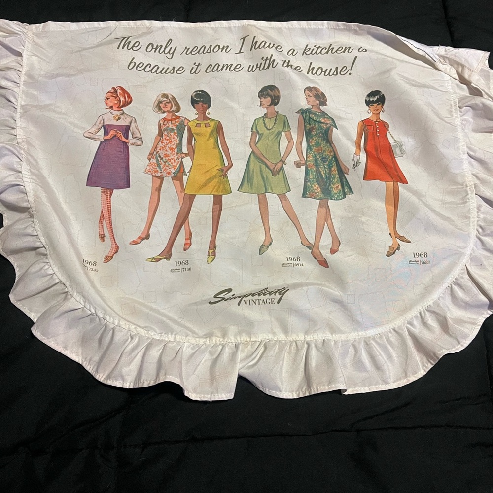 Simplicity Apron with Colorful Retro Dress Print - Picture 2 of 2